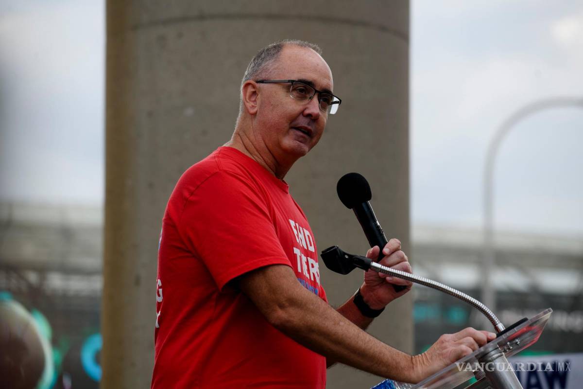 $!Shawn Fain, presidente de United Auto Workers, se dirige a los trabajadores automotores en huelga en el centro de Detroit el viernes 15 de septiembre de 2023.
