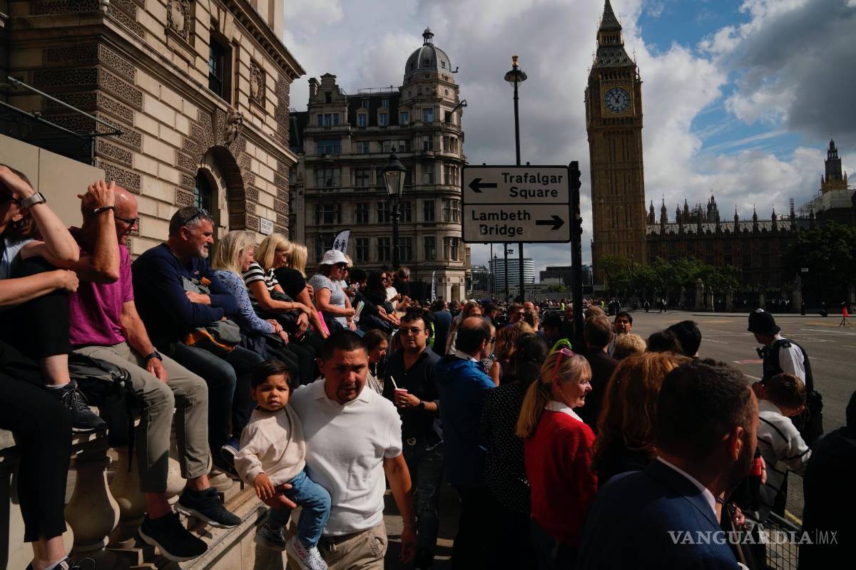 $!La gente se reúne para la procesión del ataúd de la reina Isabel II desde el Palacio de Buckingham hasta el Westminster Hall, en Londres.