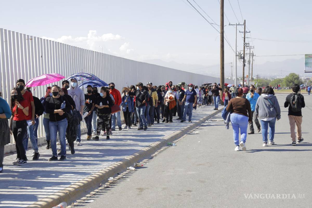 Abarrotado, pero ordenado: así responden adolescentes de 15 a 17 años a vacunación en Saltillo
