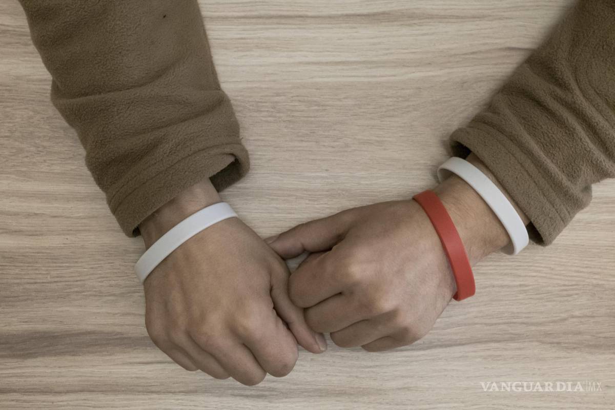 $!Cuando los soldados ucranianos los capturaron, muchos usaban brazaletes de goma rojos o blancos, o ambos, para señalar que tenían VIH o hepatitis C.