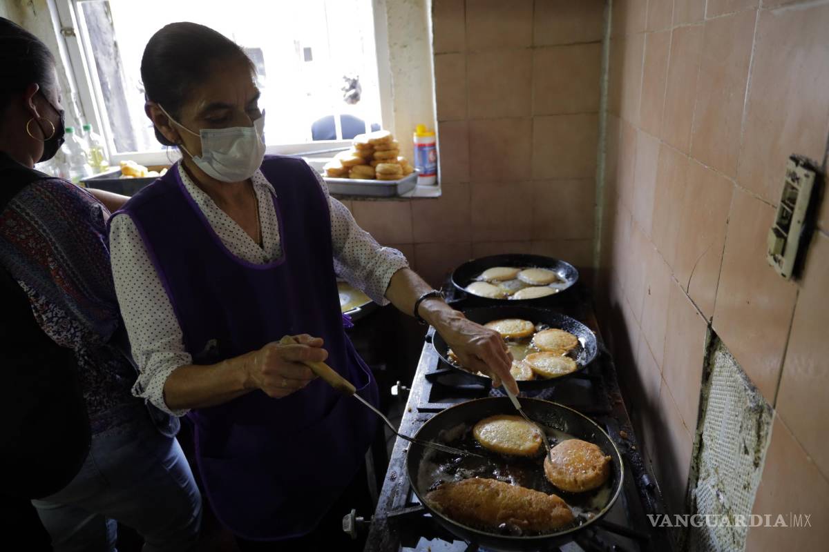 $!Saltillo, Coah. Mex. 02 de marzo del 2022 En el negocio la cocinita en el centro de la ciudad se hicieron largas filas de personas que buscaron comprar un platillo de cuaresma, temporada que hoy inicia con el miércoles de ceniza.