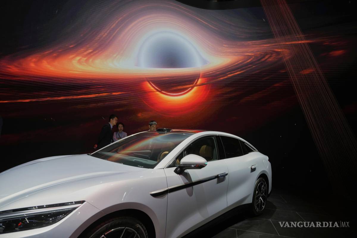 $!Los visitantes observan el modelo Han L EV de BYD durante el salón del automóvil de Shanghai.