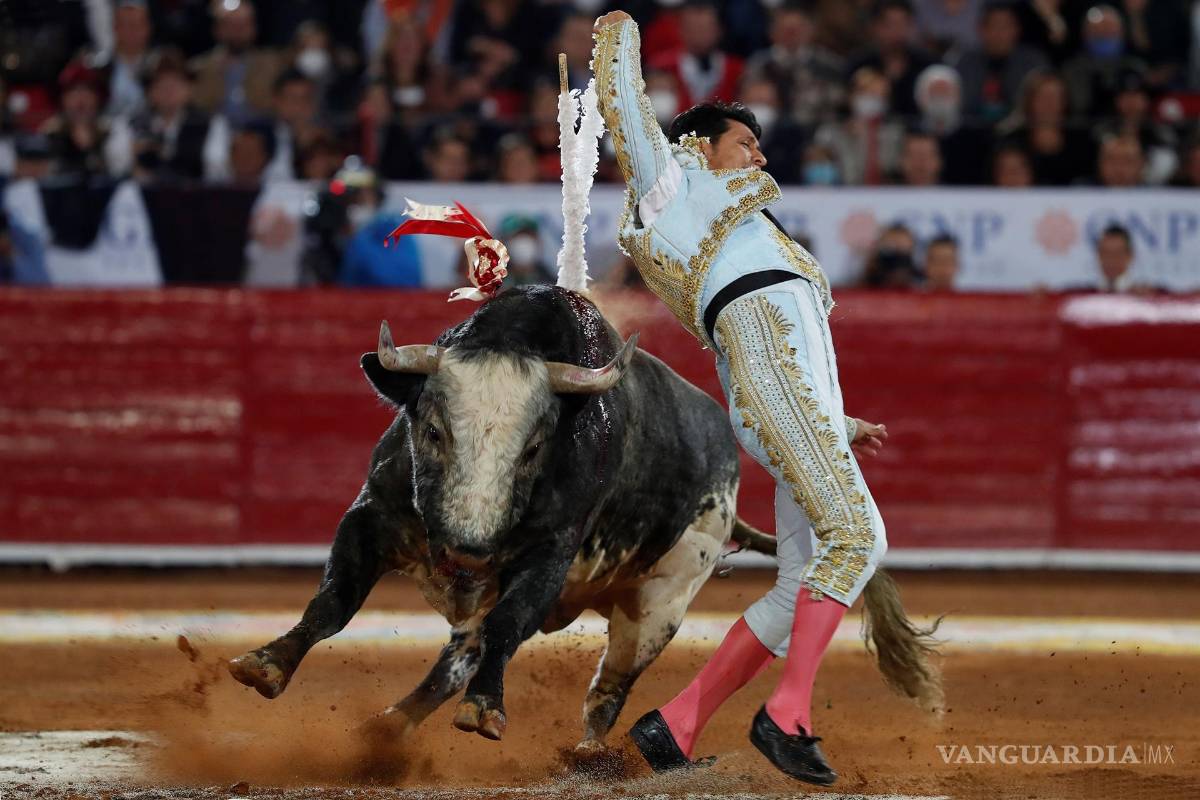 $!El torero mexicano Uriel Moreno “El Zapata” coloca banderillas al primer toro “Rafio” de 495 kg, durante la corrida nocturna de la temporada grande de Las Luces, en la reapertura de la Plaza de Toros México en Ciudad de México. EFE/Mario Guzmán