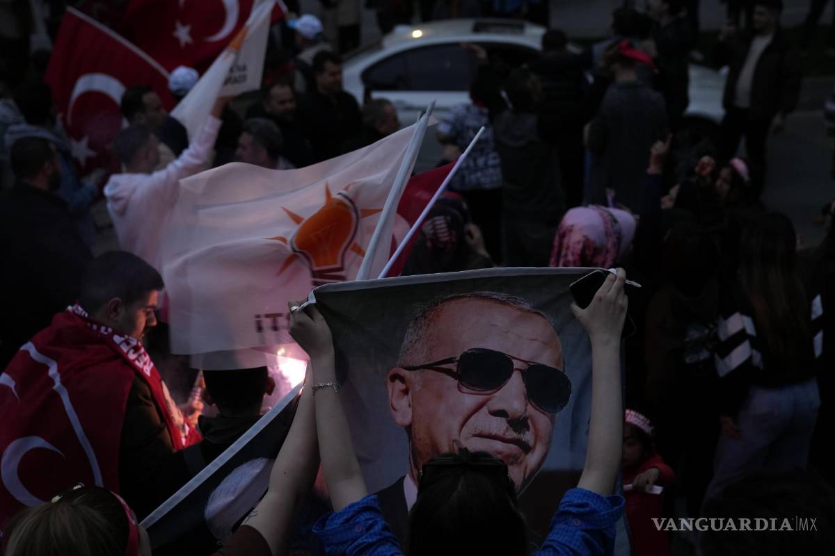 $!Simpatizantes apoyan al presidente turco Recep Tayyip Erdogan afuera de la sede del Partido de la Justicia y el Desarrollo, ante lo cerrada que está la contienda.