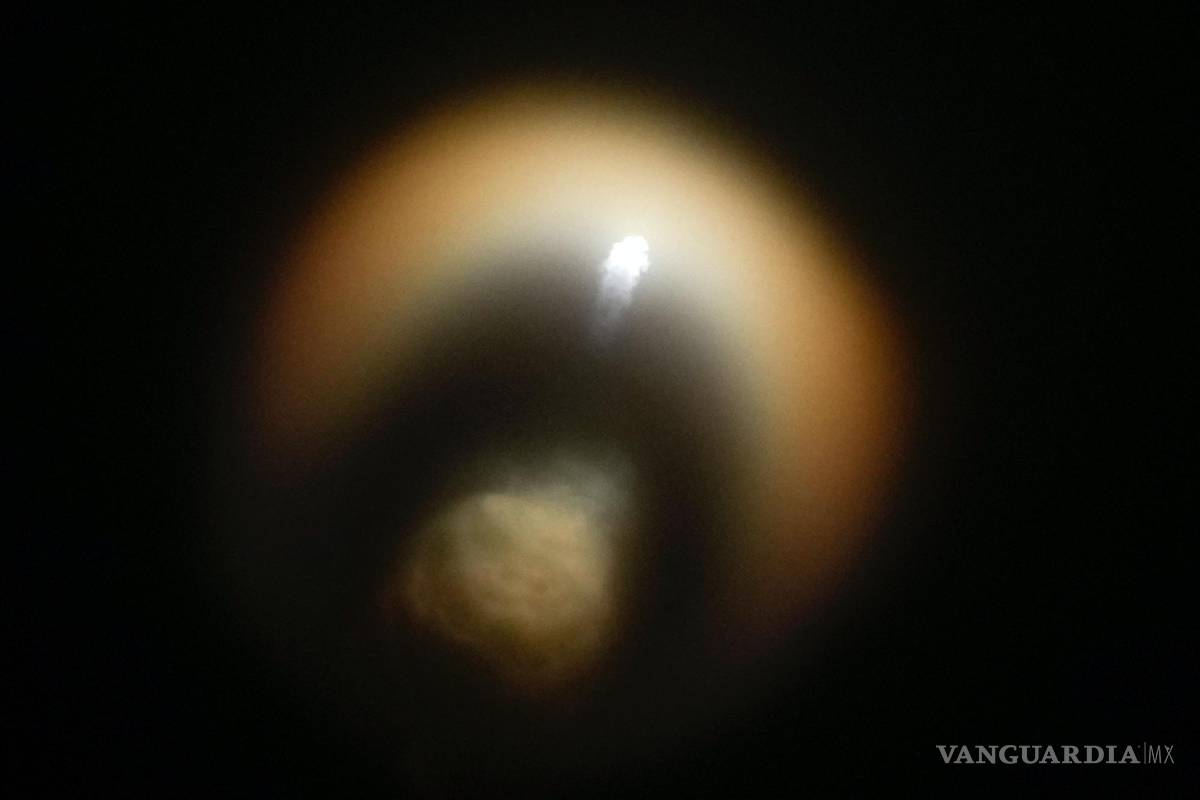 $!Un cohete SpaceX Falcon 9 con satélites de Internet Starlink V2 Mini rompe la barrera del sonido al despegar del Complejo de Lanzamiento 40 en Cabo Cañaveral.