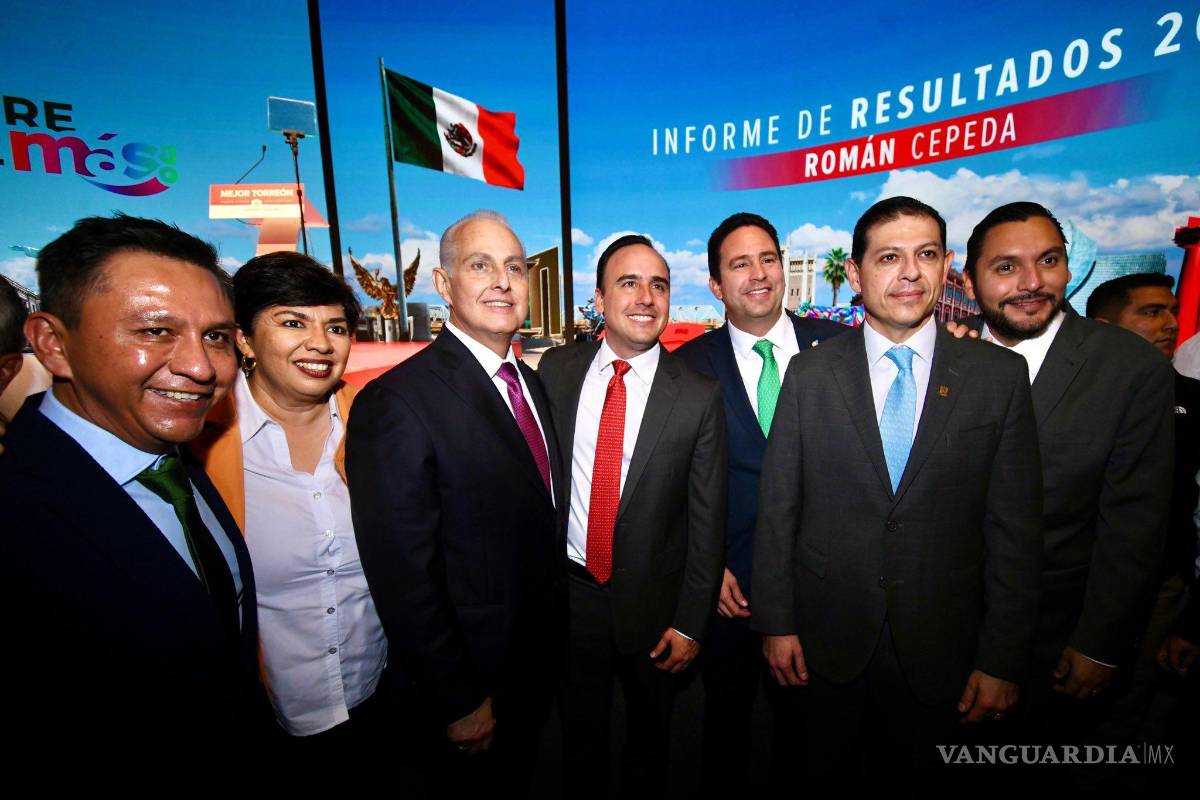 $!Alcaldes de varios municipios acompañaron el informe en Torreón.