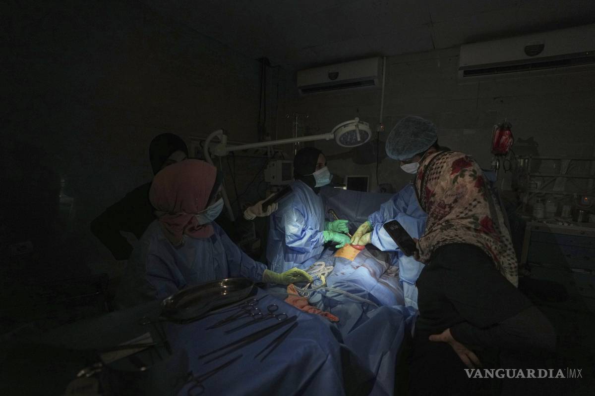 Así es como un joven cirujano intenta salvar vidas en maltrecho hospital de Gaza