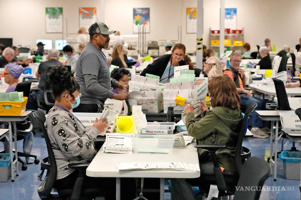 $!Funcionarios electorales procesan las papeletas de votación por correo antes del primer día de escrutinio en el condado de Maricopa.