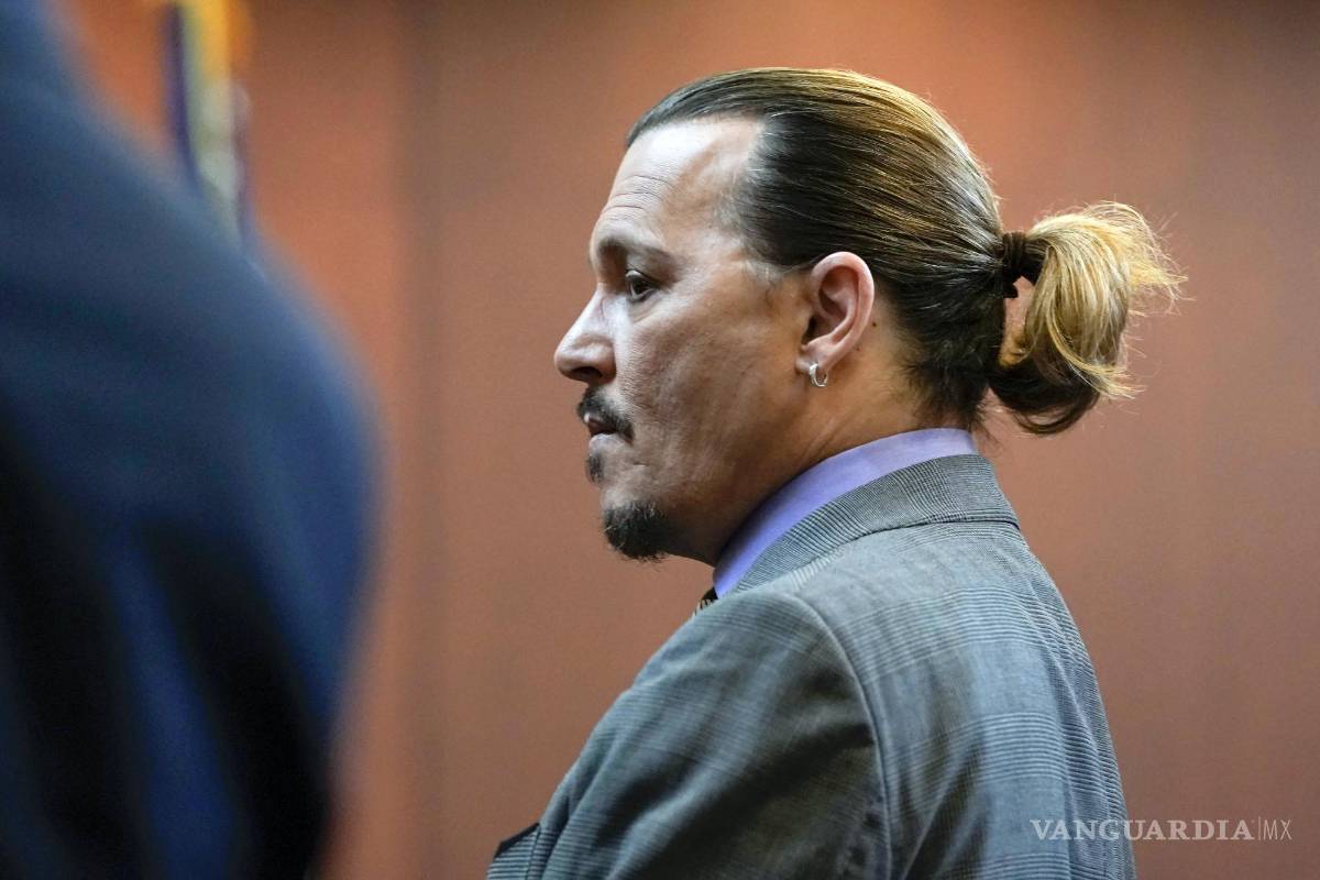 $!El actor Johnny Depp de pie en la Corte de Circuito del Condado de Fairfax en Fairfax, Virginia.