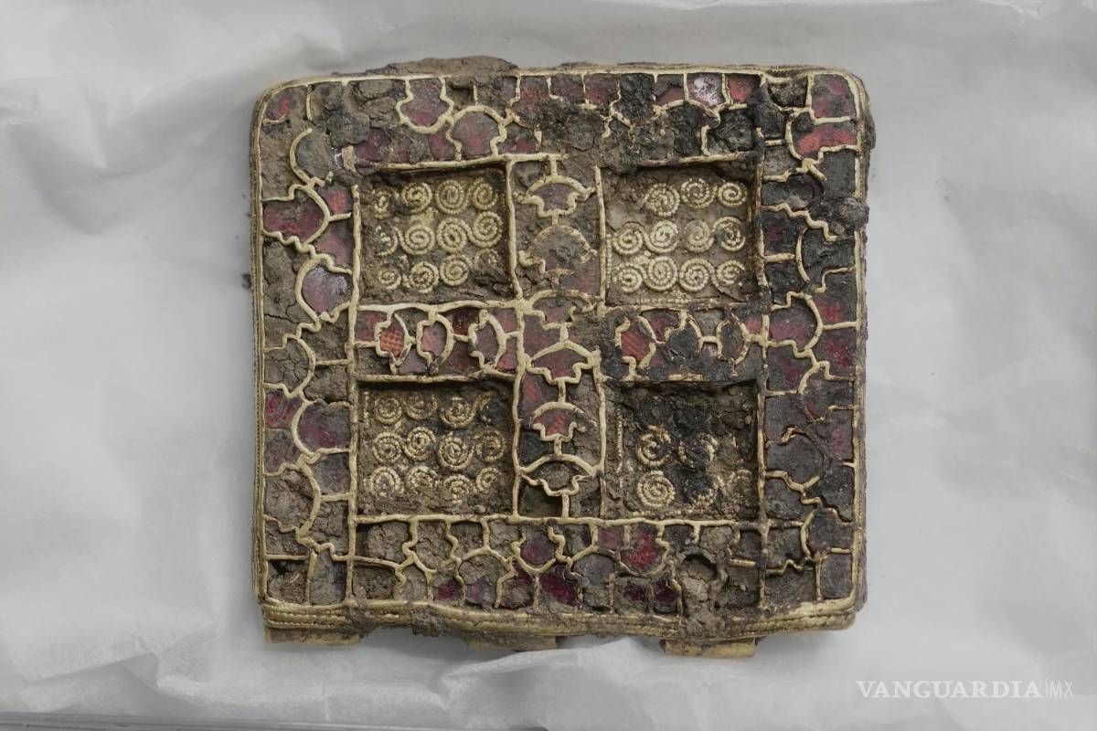 Arqueólogos encuentran un collar de oro y joyas 1,300 años de antigüedad en Inglaterra