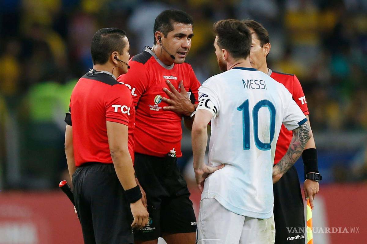 Acepta árbitro que VAR no lo llamó en Argentina vs Brasil