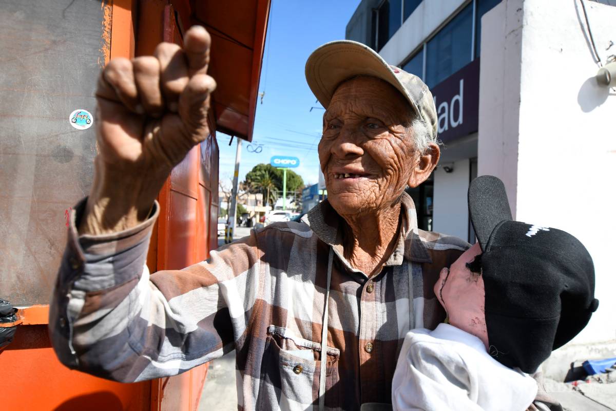 Mejora salud de don José, a quien robaron su títere en Saltillo