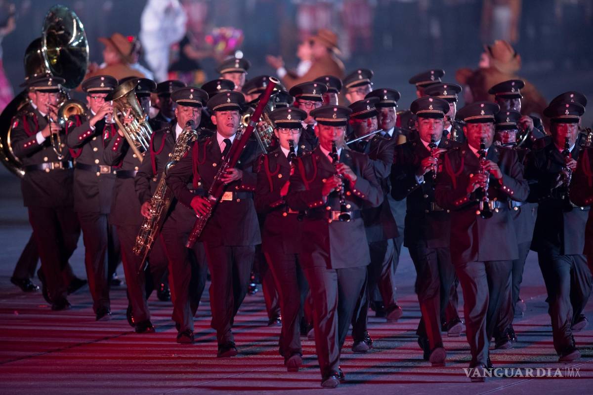 $!Fotografía que muestra a la banda de guerra de la Secretaría de la Defensa durante la ceremonia del 200 aniversario de la consumación de independencia en Ciudad de México (México). EFE/Carlos Ramírez