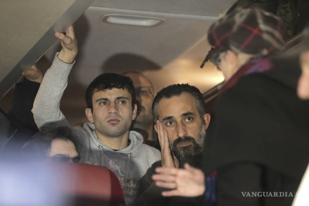 Alemania confisca dinero y bienes de valor a refugiados