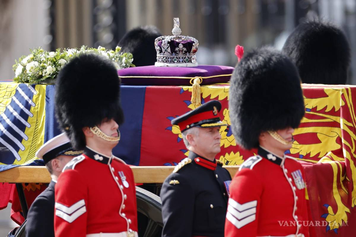 $!El ataúd que contiene el cuerpo de la Reina Isabel II de Gran Bretaña, envuelto en el estandarte real con la Corona del Estado Imperial en la parte superior.