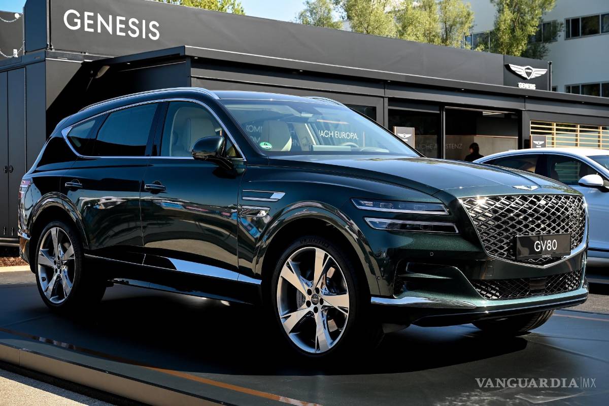 $!El Genesis GV80 en exhibición en el primer día de vista previa para la prensa del Salón Internacional del Automóvil IAA en Munich, Alemania. EFE/EPA/Sascha Stenbach