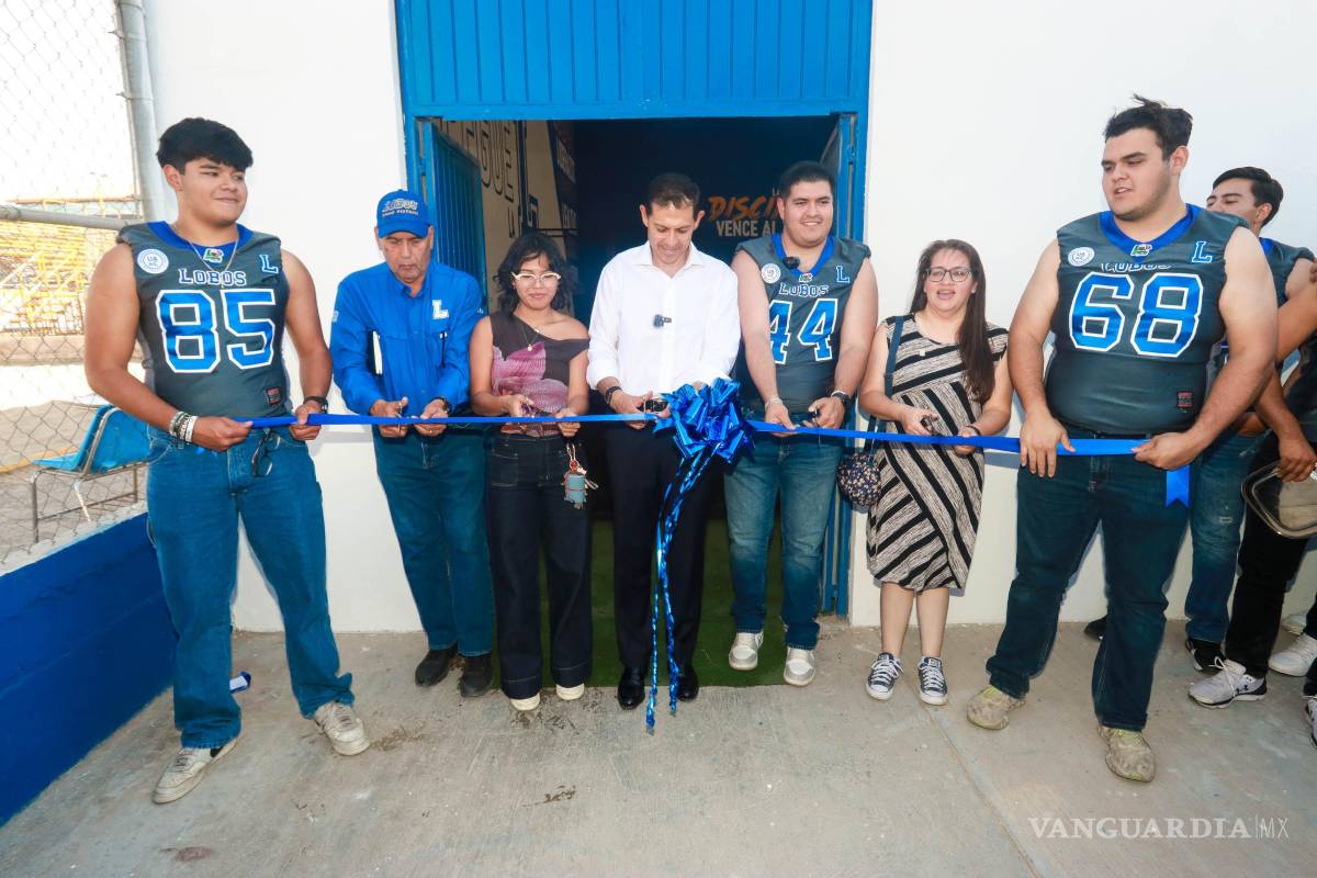 $!Autoridades de la UAdeC, encabezadas por el rector Octavio Pimentel Martínez, participaron en la apertura del nuevo gimnasio destinado al equipo Lobos de futbol americano.