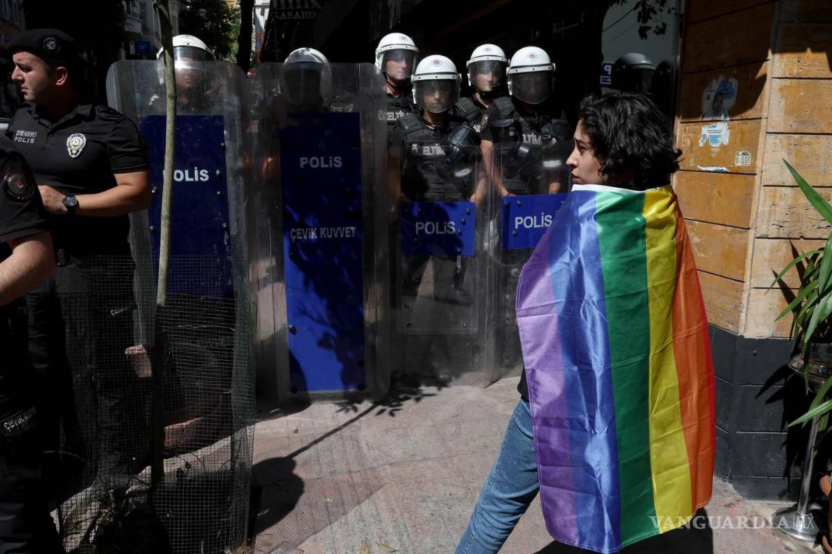 Detienen a 150 personas en marcha LGBT+ en Estambul, Turquía