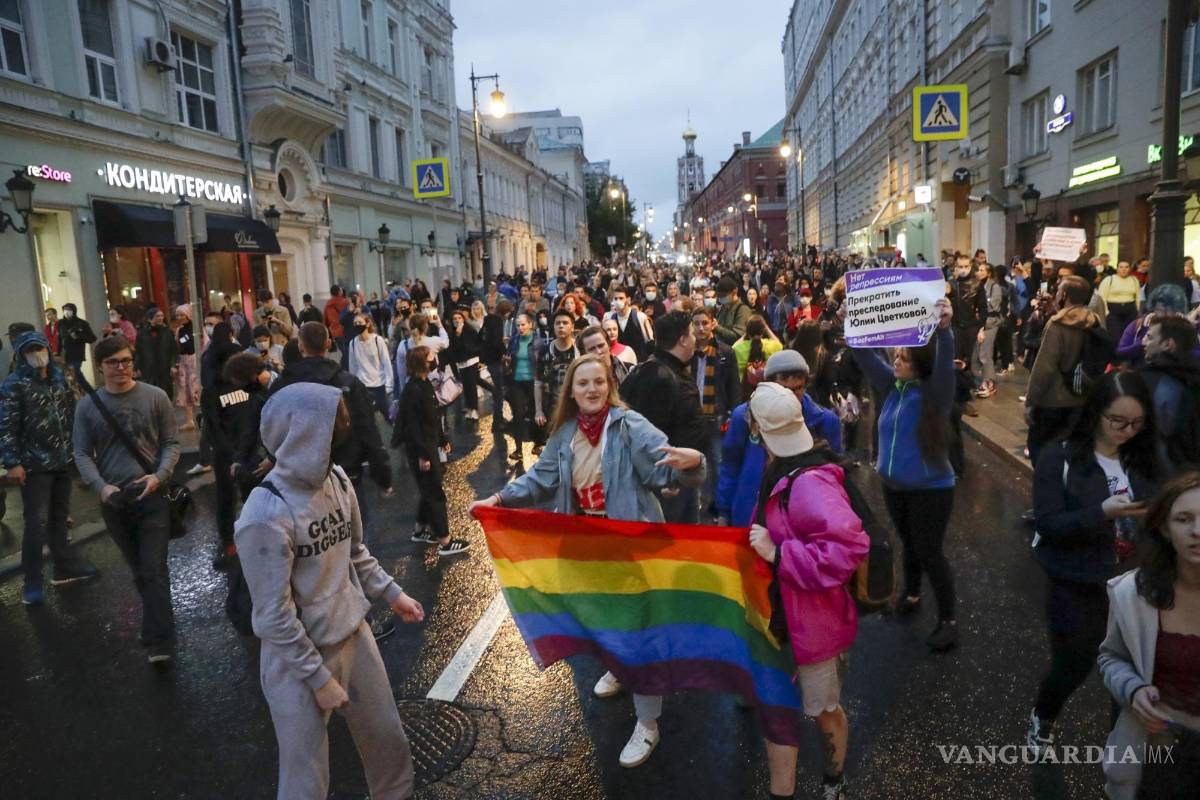 $!Activistas LGBTQ participan en una manifestación en la plaza Pushkin, Moscú, Rusia, el miércoles 15 de julio de 2020.