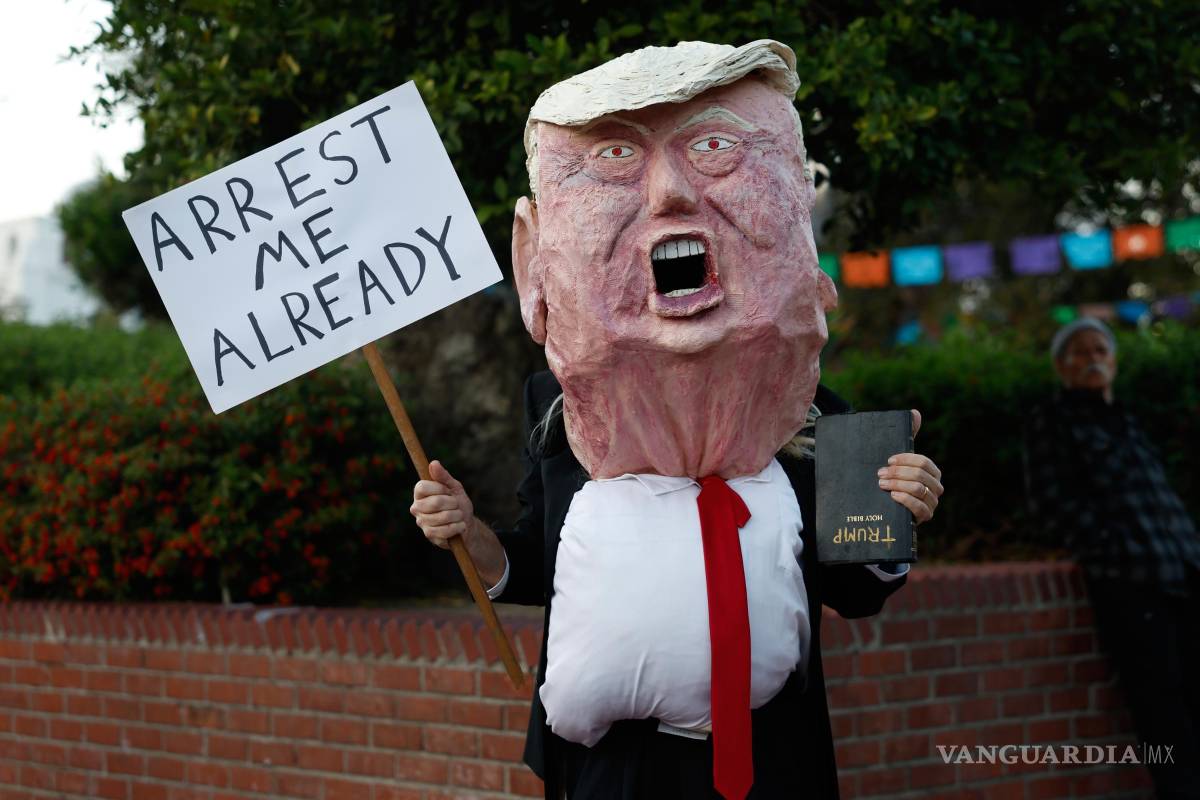 $!Un manifestante vestido como Donald Trump participa en una protesta en respuesta al tiroteo fatal de Alex Pretti, de 37 años, en Minneapolis en Los Ángeles.