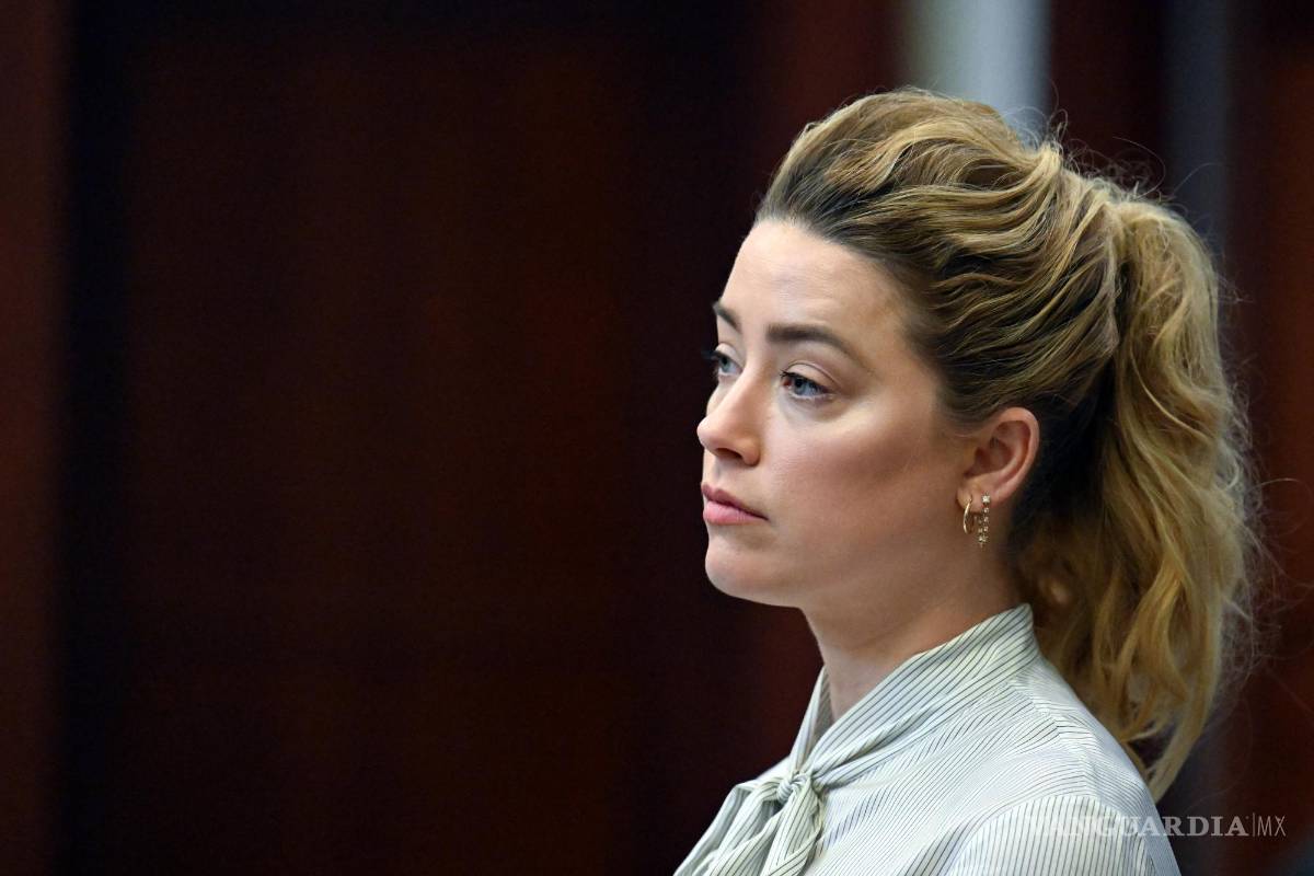 $!La actriz Amber Heard escucha el testimonio de su exesposo, durante una audiencia en la corte de Fairfax, Virginia.