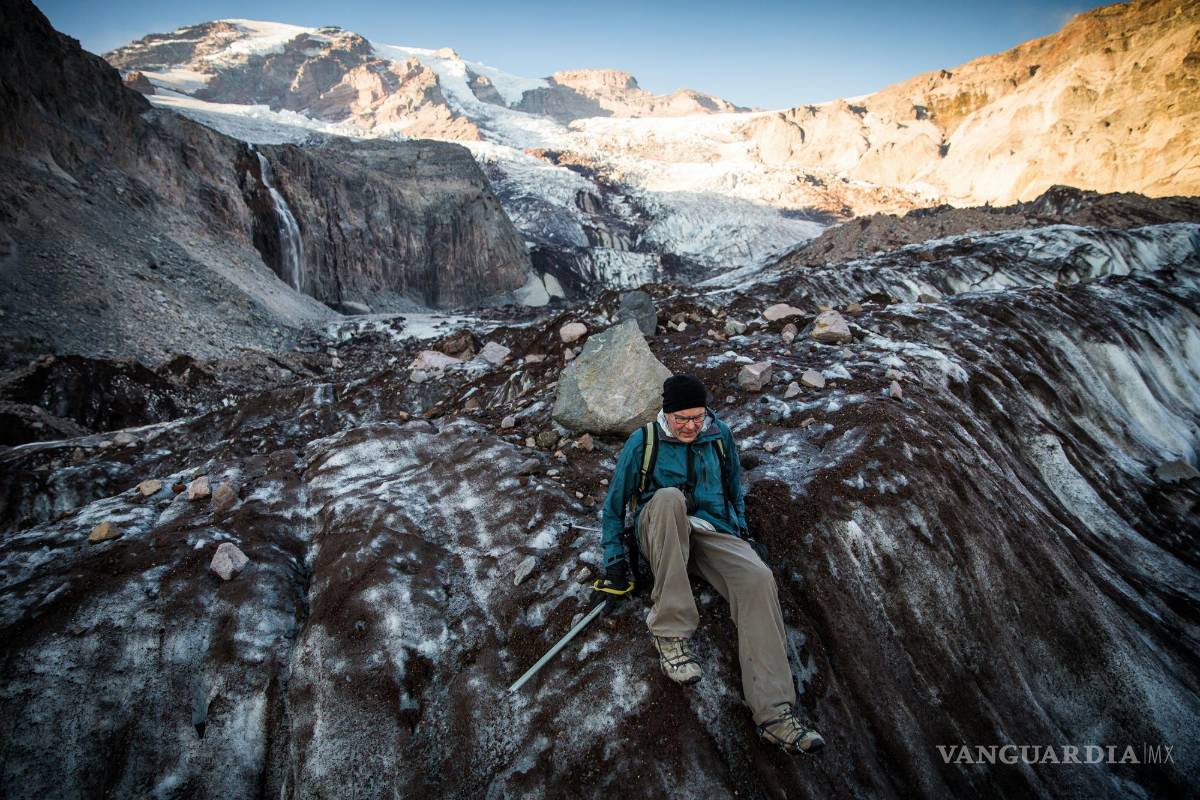 $!Paul Kennard en el glaciar Nisqually del Monte Rainier en Washington, el 22 de octubre de 2018. El cambio climático está derritiendo el hielo del Monte Rainier.