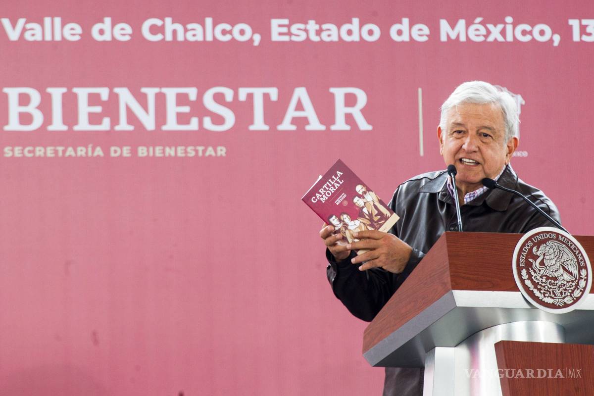 Usuarios de redes sociales se le van a la "yugular" a AMLO por su Cartilla Moral