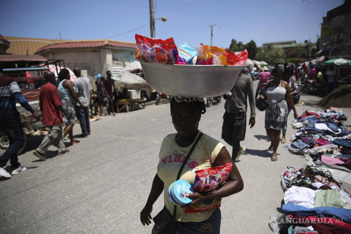$!Pasa un vendedor ambulante, en Puerto Príncipe, Haití. Un terremoto de magnitud 7.2 sacudió Haití con el epicentro a unos 125 kilómetros al oeste de la capital de Puerto Príncipe. AP/Joseph Odelyn