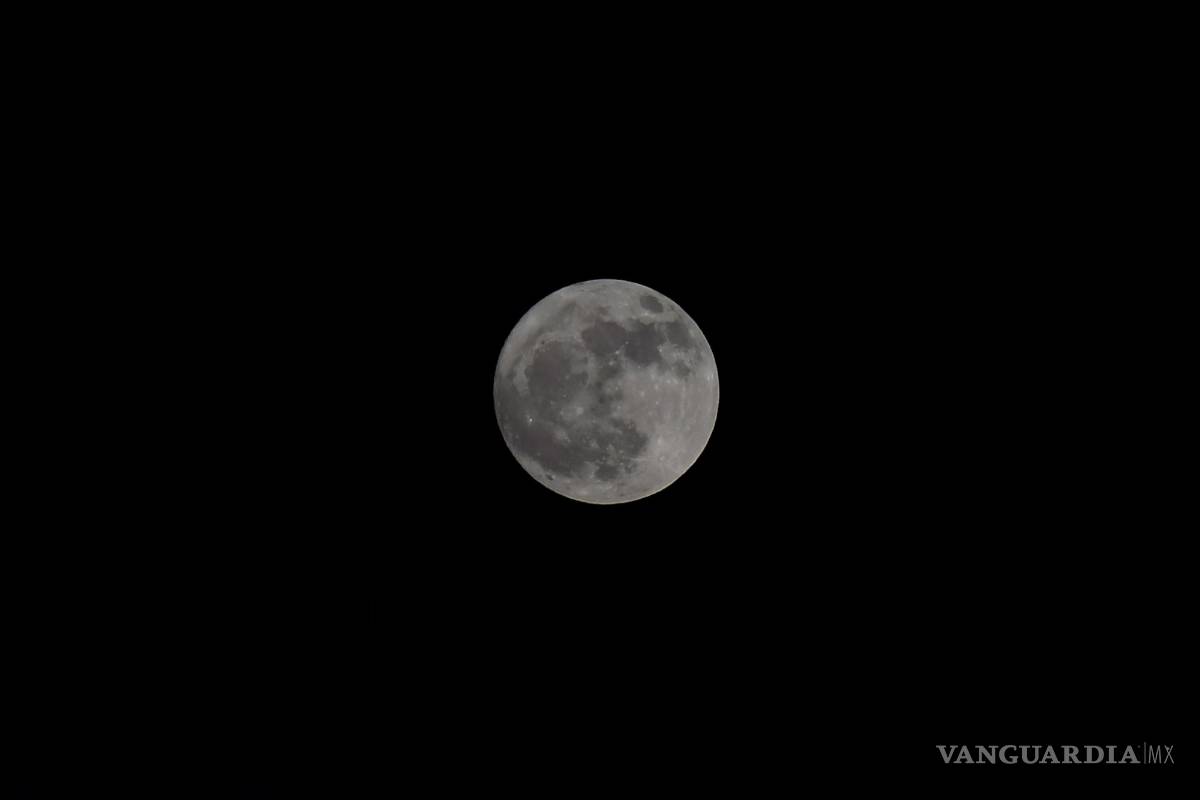 $!La Luna iluminó el diamante saltillense esta noche.
