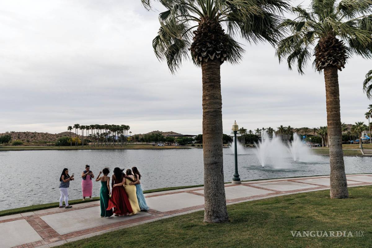 $!Los asistentes al baile de graduación de la escuela secundaria posan para una foto en Goodyear, un suburbio de Phoenix, Arizona.