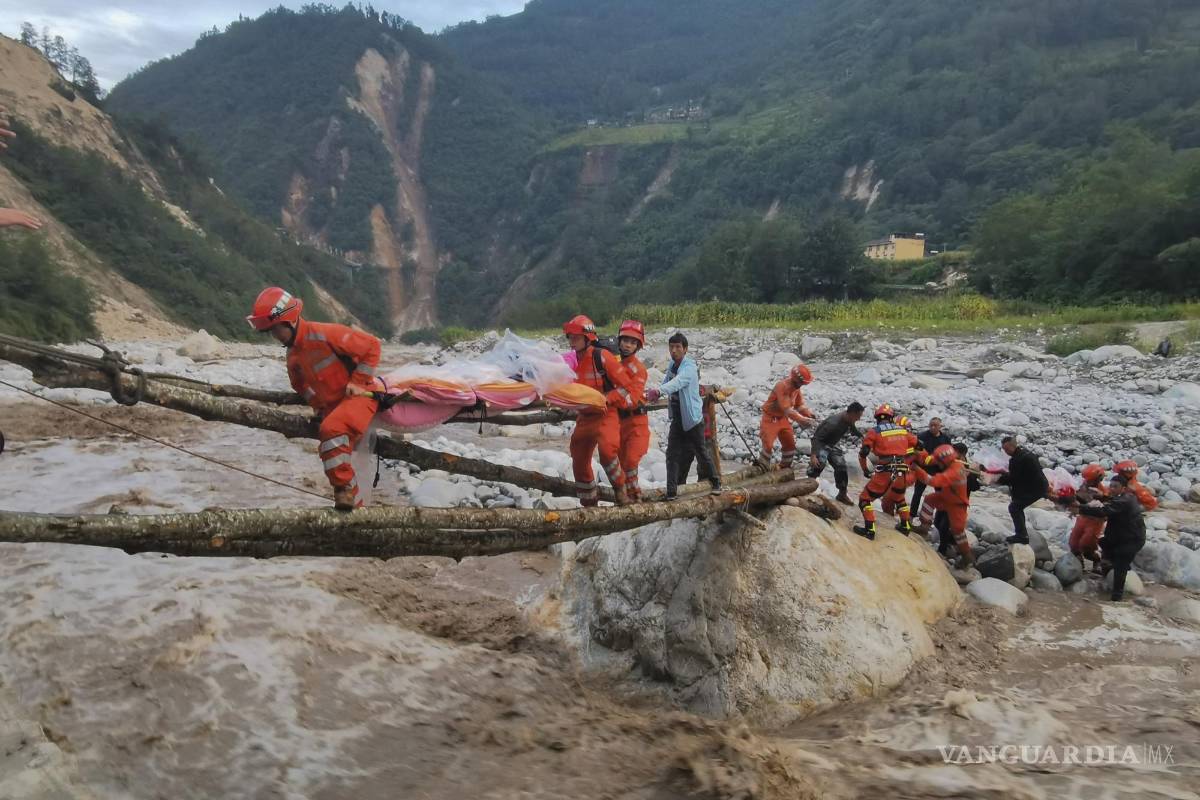 $!Rescatistas trasladan a los sobrevivientes a través de un río luego de un terremoto en la ciudad de Moxi del condado de Luding, en la provincia de Sichuan.