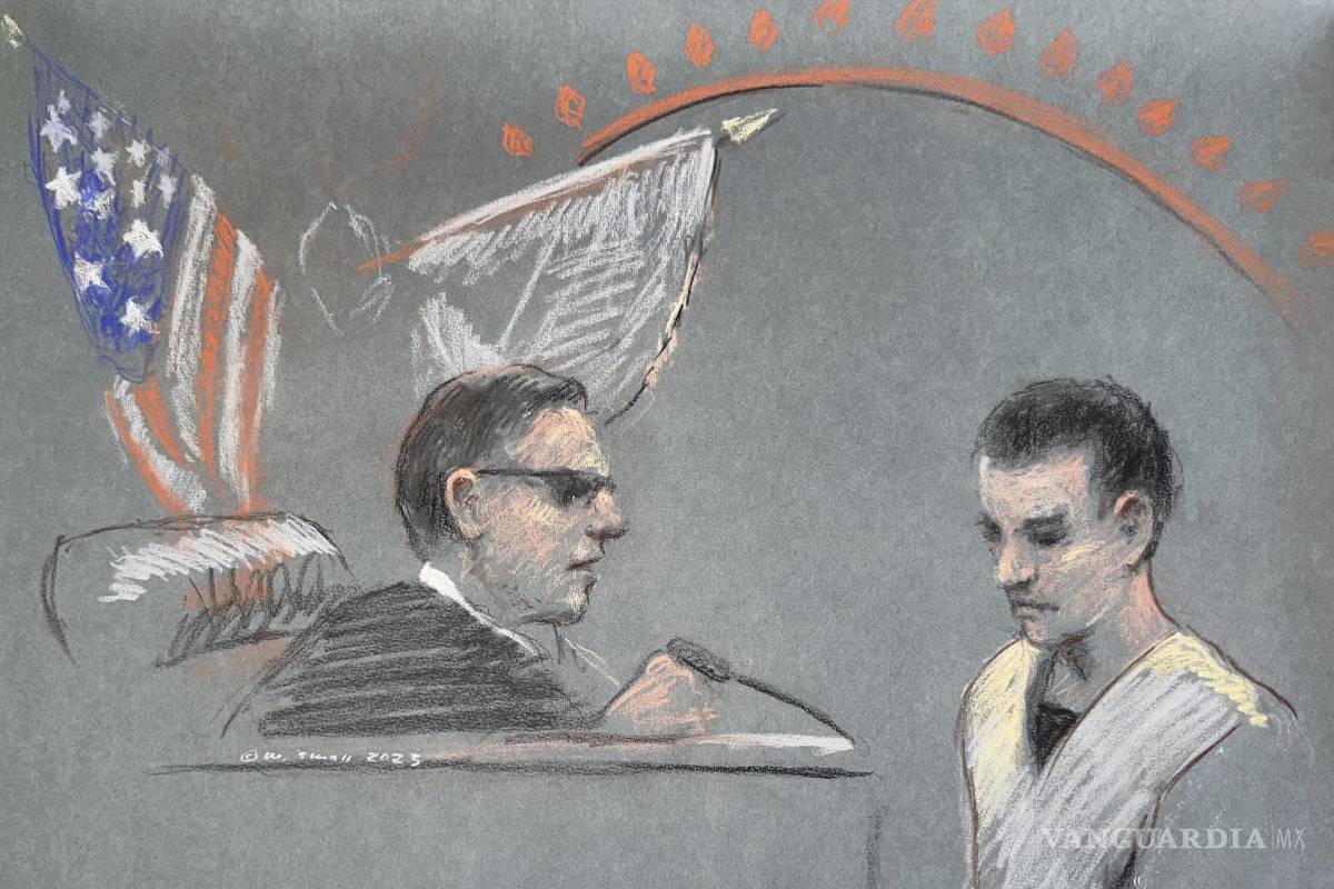 $!El miembro de la Guardia Nacional Aérea de Massachusetts, Jack Teixeira, a la derecha, en el Tribunal de Distrito en Boston.