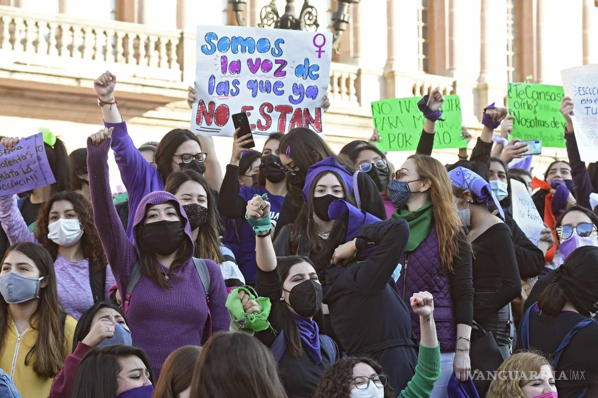 $!Mujeres marchando con pancartas moradas: “Miles de voces se unen en Saltillo para exigir justicia y equidad.”