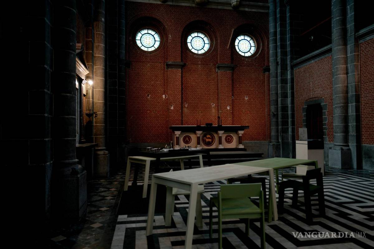 $!Se instalan mesas y una instalación de arte en la iglesia del Sagrado Corazón en Mechelen, Bélgica.