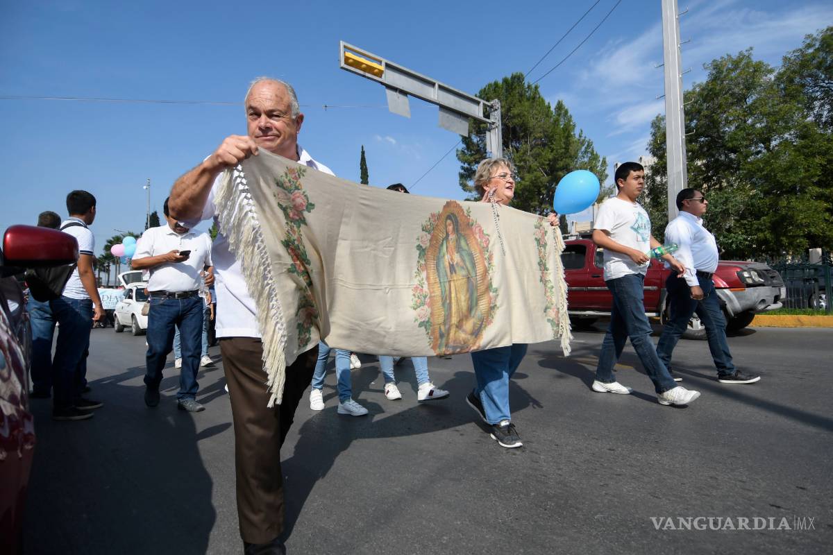 $!Marchan en Saltillo a favor de la vida y la familia tradicional; en 17 estados, en pro del aborto