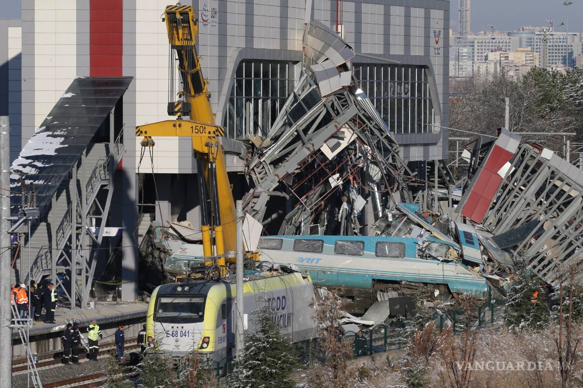 $!Choque entre un tren de alta velocidad con una locomotora deja 9 muertos y 47 heridos en Ankara