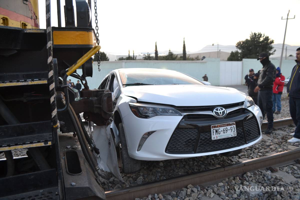 $!En Saltillo tres trabajadores a bordo de un vehículo son arrastrados 200 metros por un tren... y salen ilesos