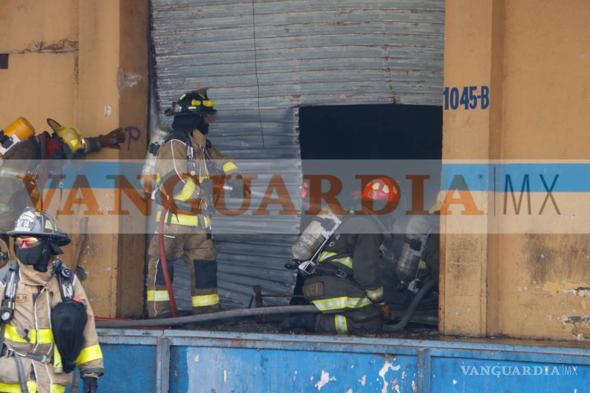 $!Fuerte incendio en bodega a la altura de la Central de Abastos alarma a Saltillo