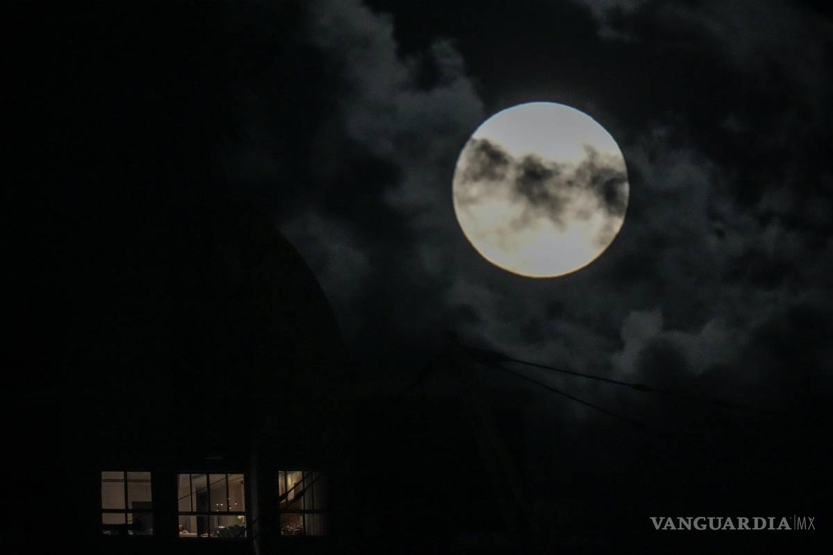 $!Una superluna está parcialmente oscurecida por nubes en el cielo en Hadera, Israel.