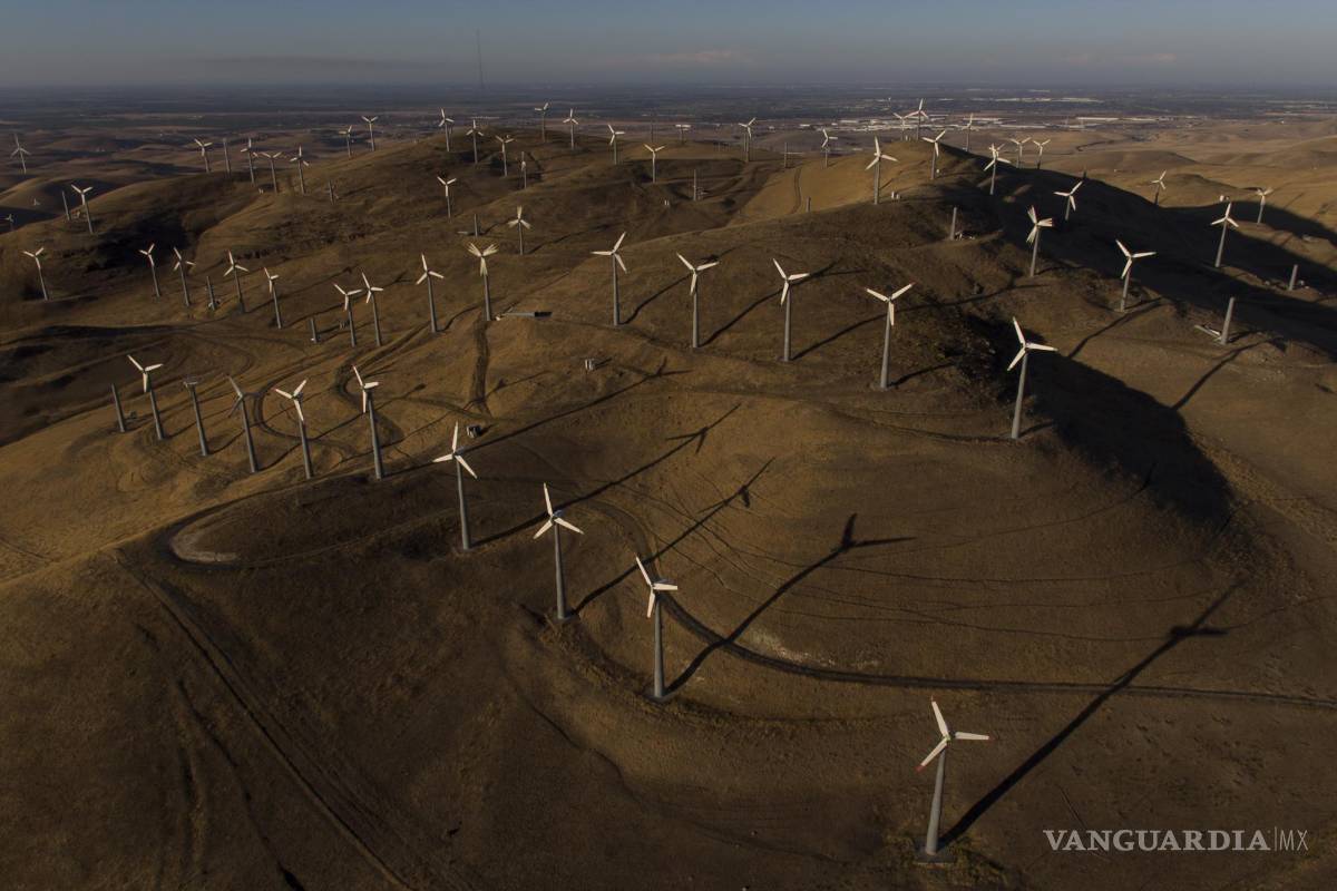 $!Turbinas de viento que generan energía eólica en Livermore (California), en foto del 10 de agosto del 2022. Las energías renovables recibirán un gran impulso en una ley a punto de ser aprobada por el Congreso de EEUU. (AP Photo/Godofredo A. Vásquez)