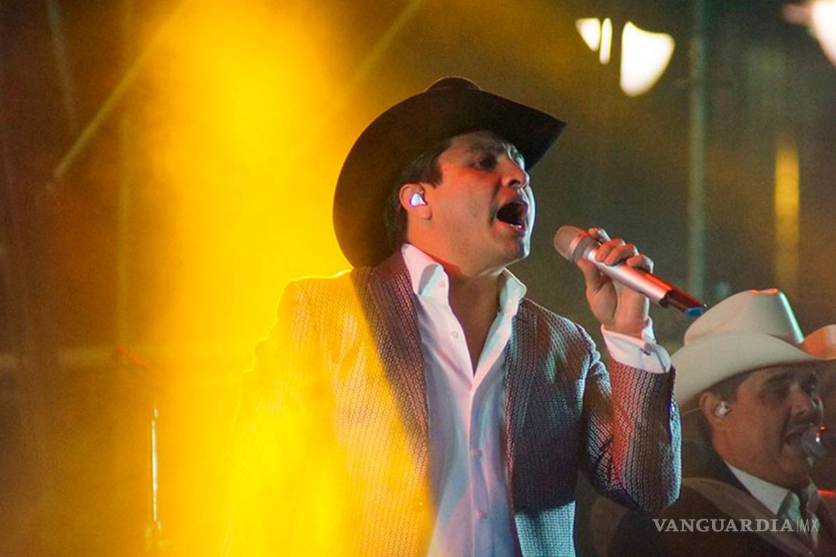 J Balvin canta banda y Julión Álvarez canta reggaetón