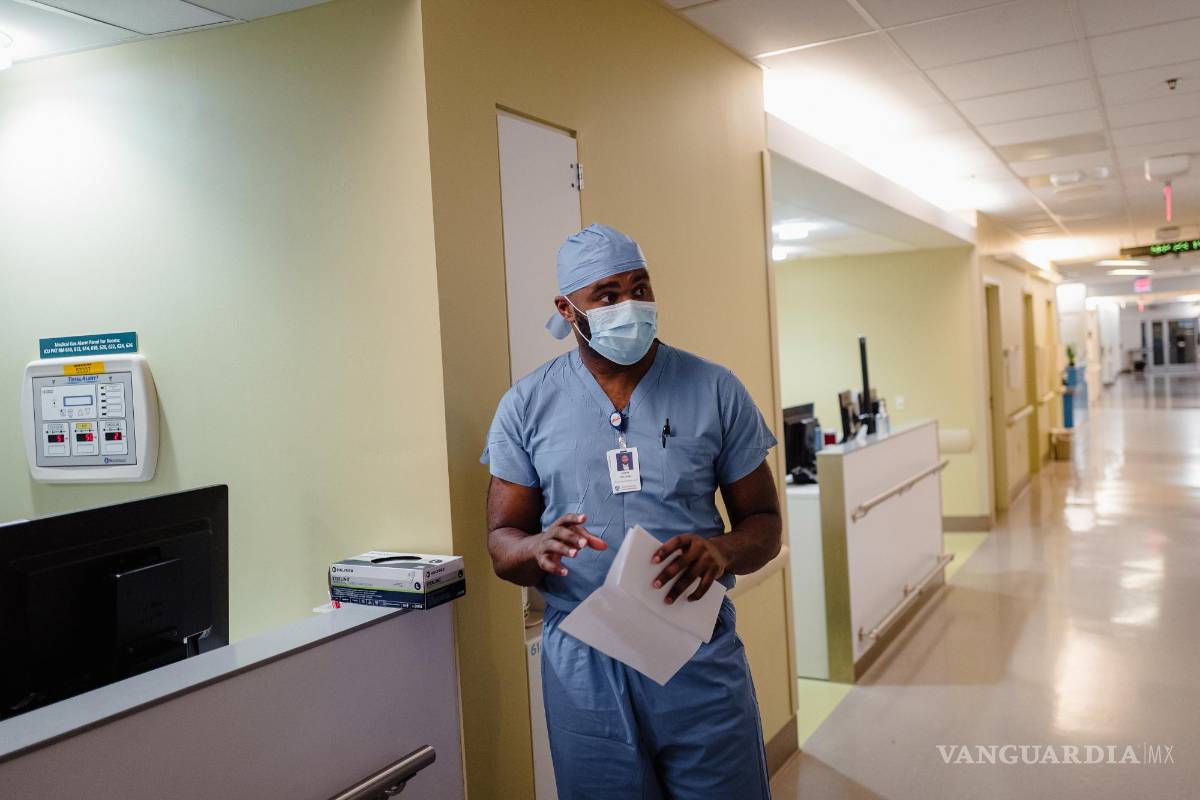$!Dr. Myron Rolle en el Hospital General en Boston, en septiembre del 2022.