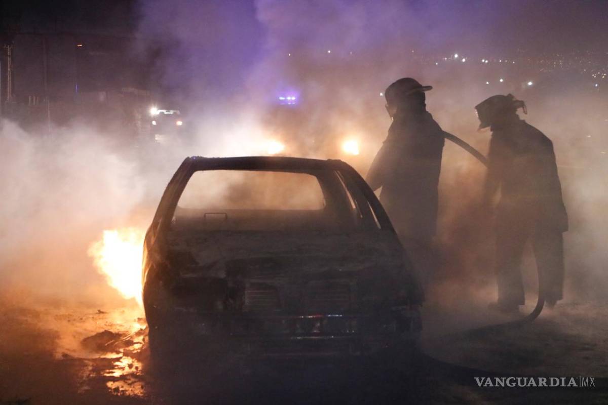 Se incendia vehículo en la carretera antigua Monclova