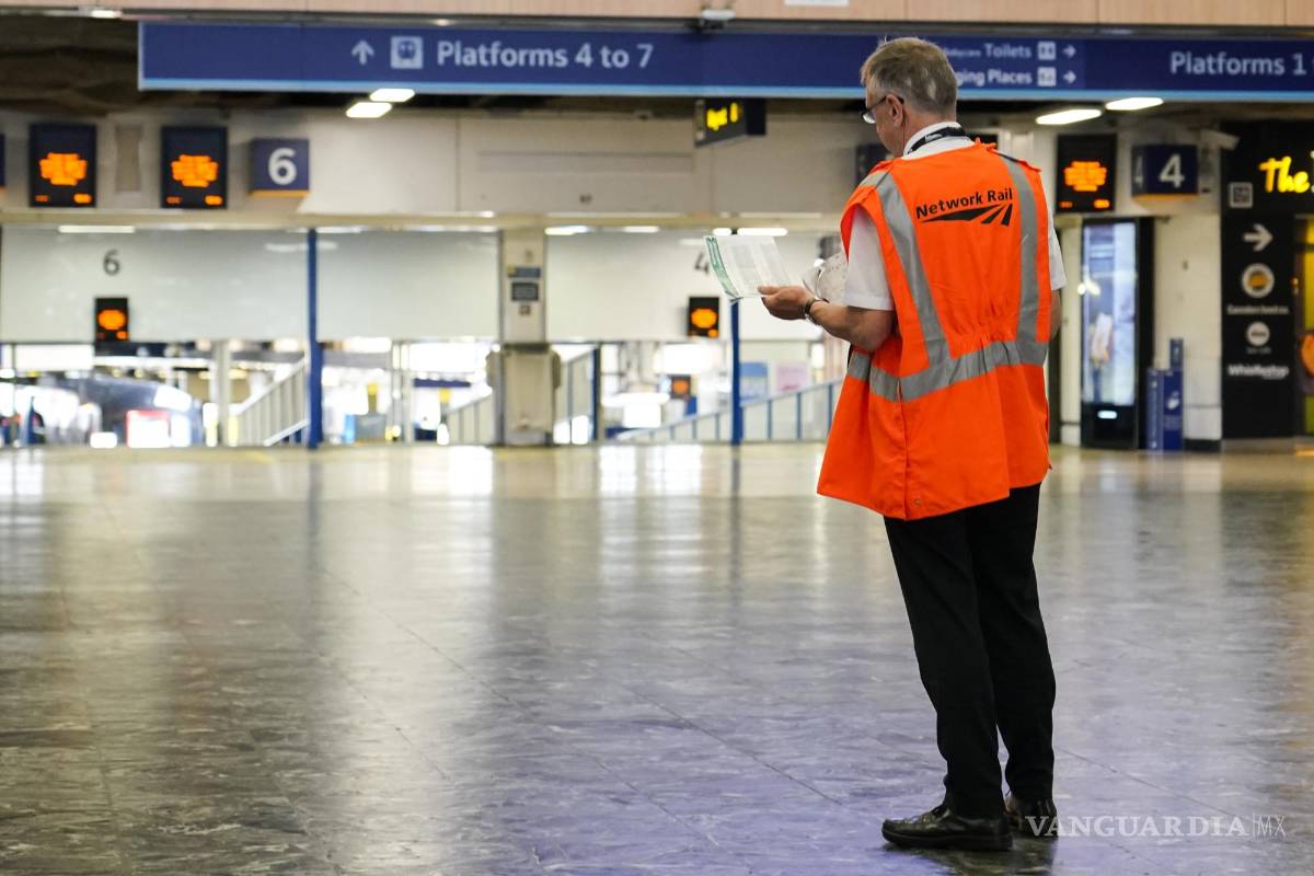 $!Un miembro del personal se encuentra en una tranquila estación de Euston, en Londres.