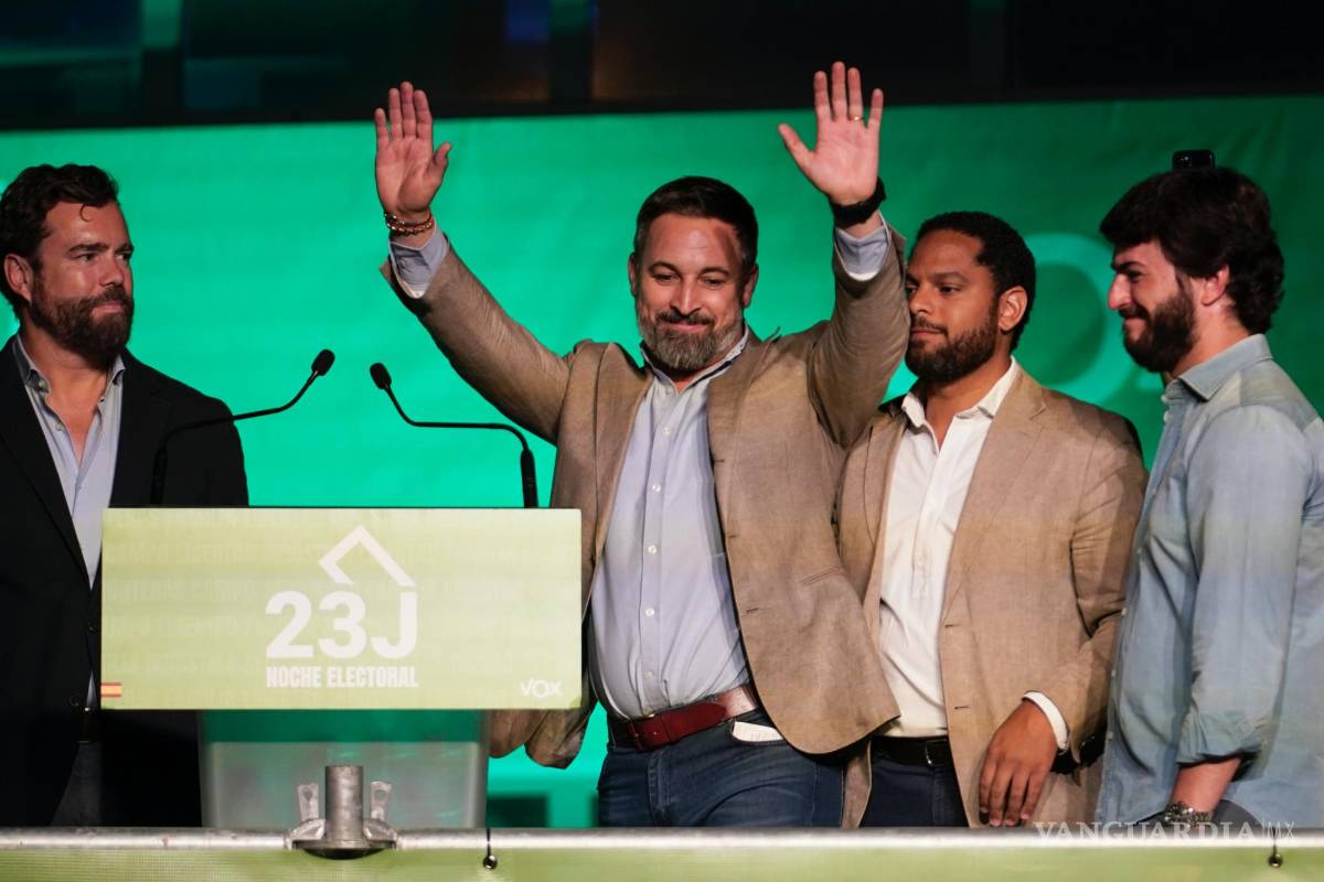 $!El líder del partido de ultraderecha Vox, Santiago Abascal, saluda a sus seguidores en la sede de la formación durante la noche electoral en Madrid.