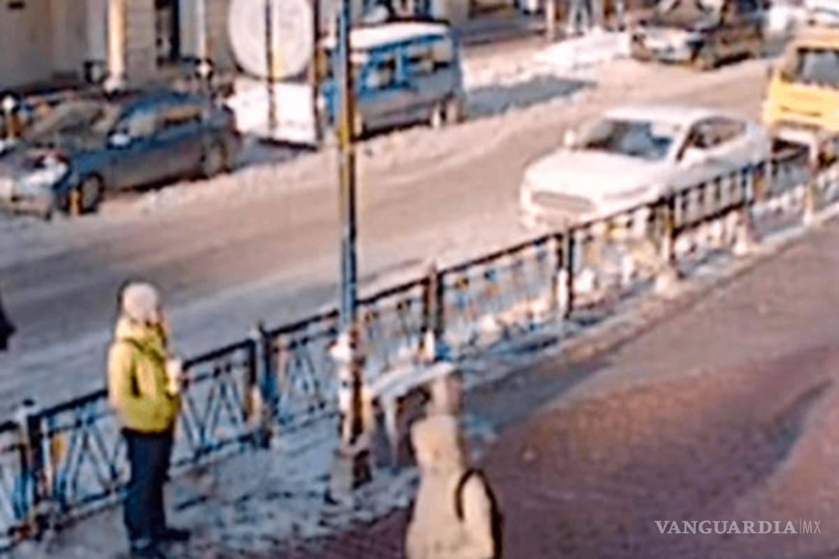 Apuñala a su novia en plena calle mientras los transeúntes solo observan