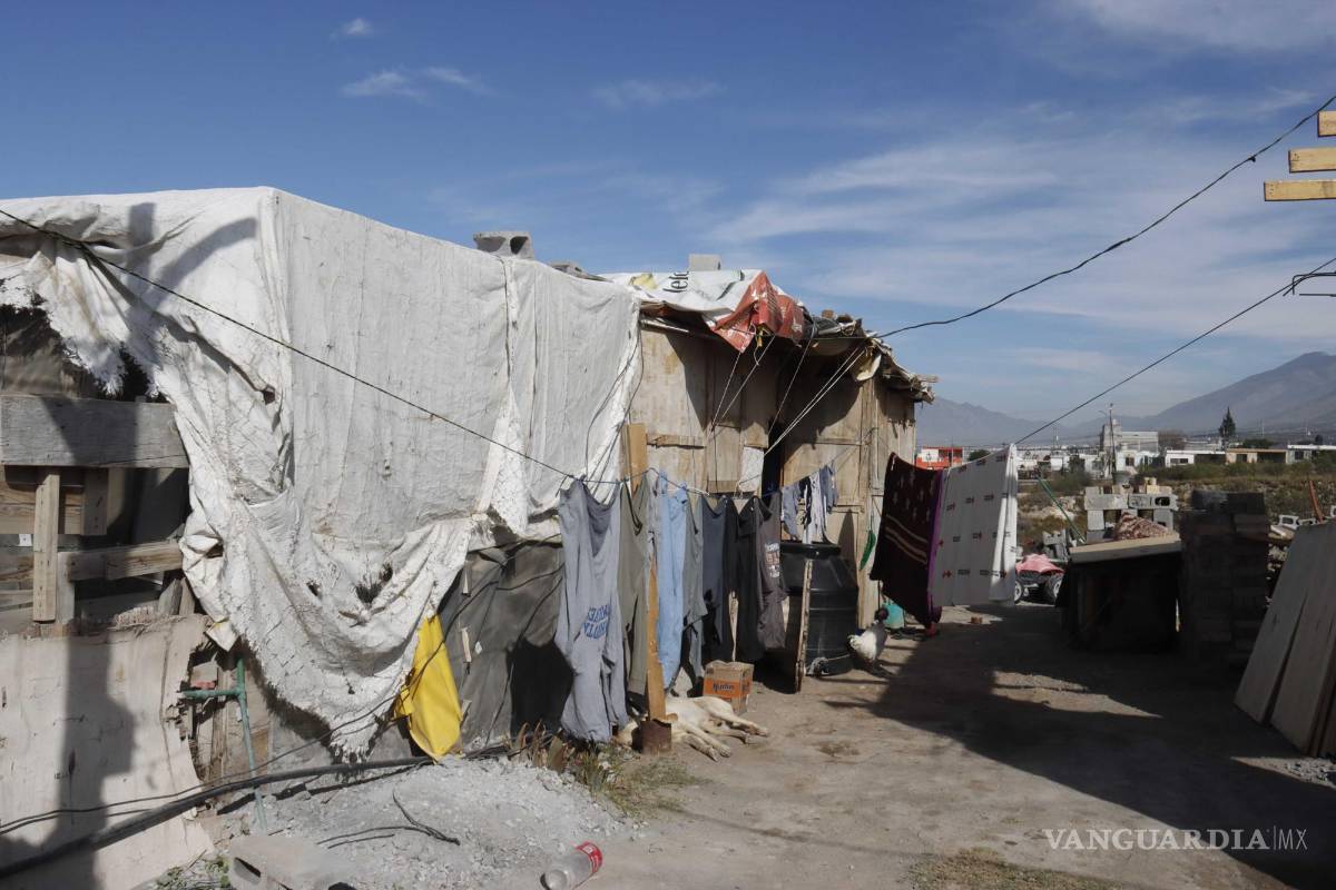 Casas de madera y lámina resisten el frío en Saltillo solo con cobijas; temen por incendios con calentadores