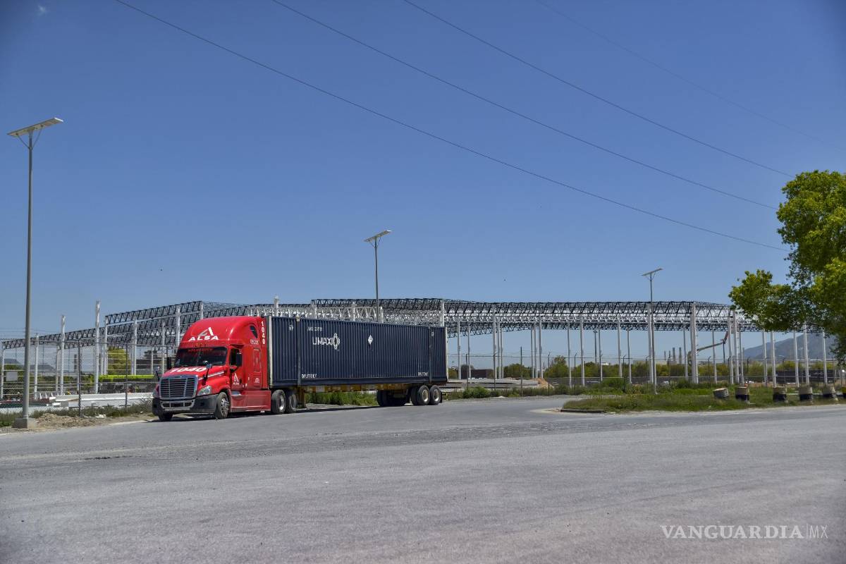 ‘Sin hacer ruido’, Stellantis continúa construyendo naves industriales en Derramadero