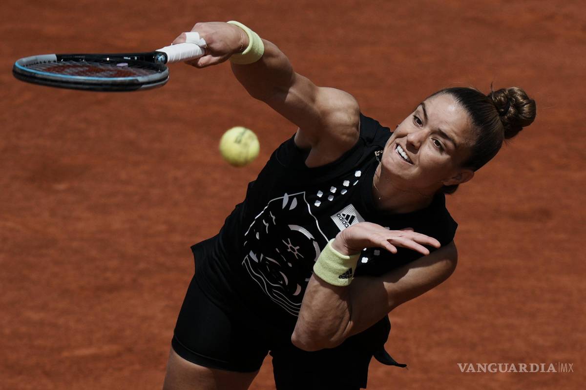 $!Maria Sakkari de Grecia sirve a Karolina Muchova de la República Checa durante su partido de segunda ronda del torneo en Roland Garros.