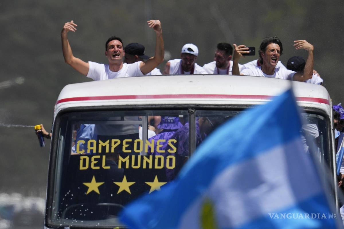 $!El entrenador Lionel Scaloni saluda durante el desfile de bienvenida de la selección argentina de fútbol que ganó la Copa del Mundo en Buenos Aires, Argentina.